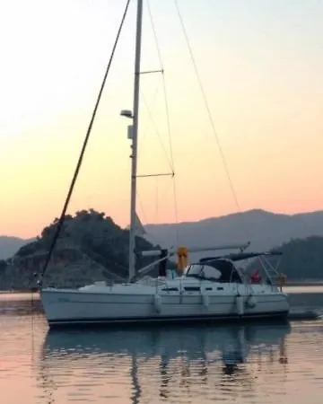 Hotel en barco Sailing Yacht Avara *