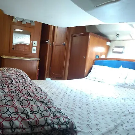 Hotel en barco Sailing Yacht Avara